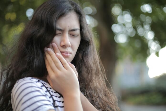 toothache relief, tooth pain causes, home remedies for toothache, what to do for tooth pain, when to see a dentist toothache treatment, cavity pain relief, gum infection symptoms, dental emergency tooth pain, tooth decay pain
