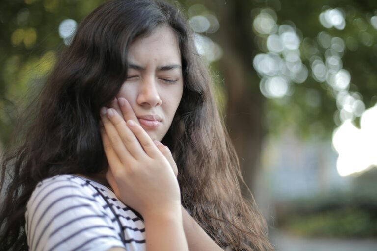 toothache relief, tooth pain causes, home remedies for toothache, what to do for tooth pain, when to see a dentist toothache treatment, cavity pain relief, gum infection symptoms, dental emergency tooth pain, tooth decay pain